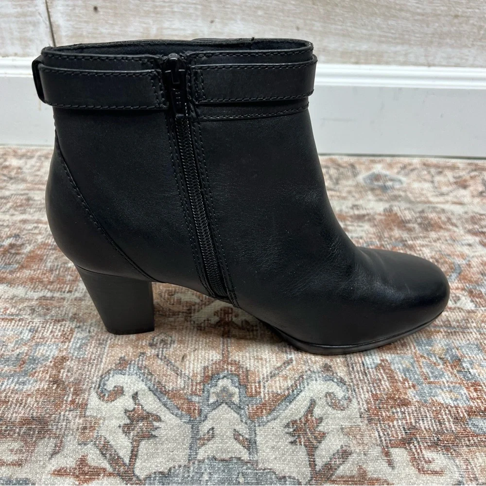 Clarks Kalea Gilliian Booties Womens 10M Black Leather Block Heel Side Zip Boots